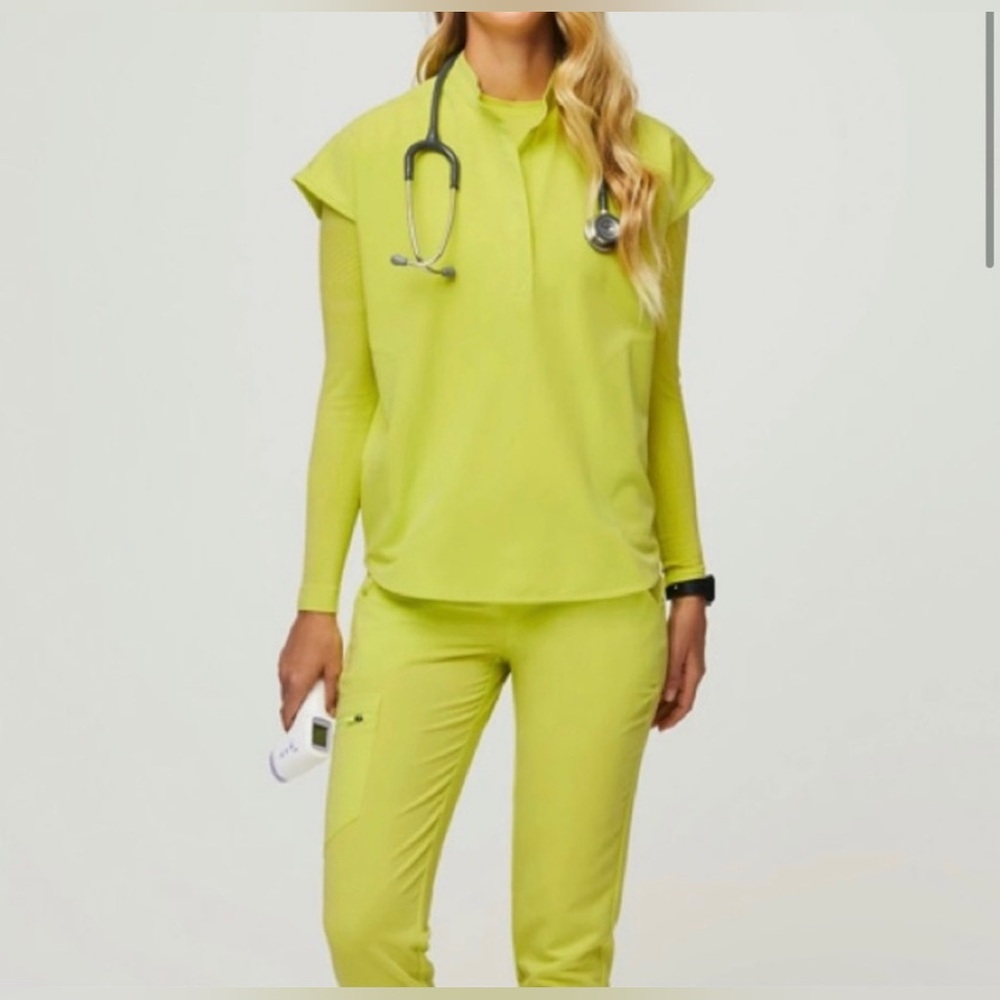Figs Citrine Scrub Set
Small pants
X-small top